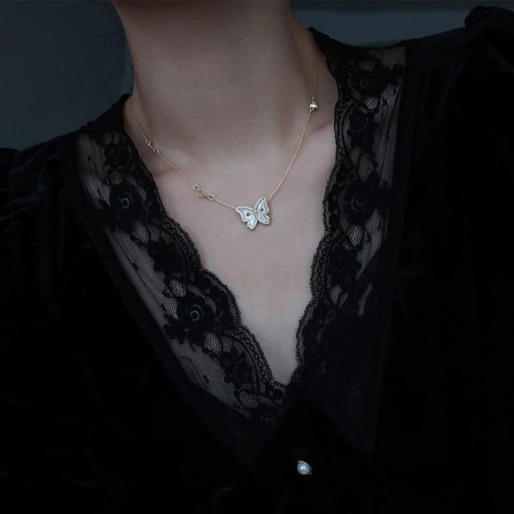 *NEW Yellow Gold Diamond Shell Butterfly Necklace - Picture 8 of 10